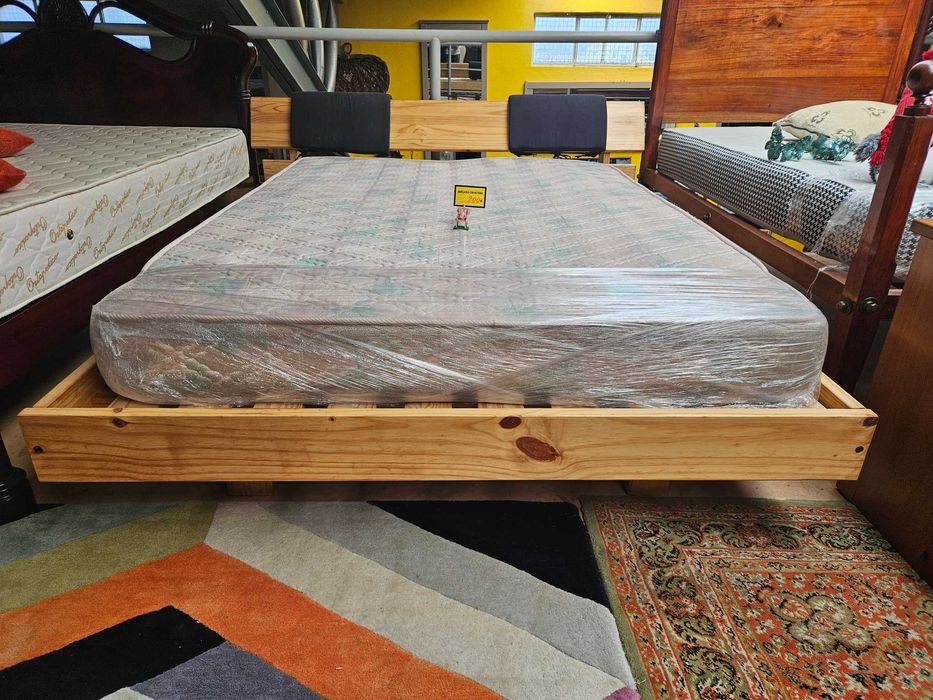 Cama com estrado e colchão - Bom estado geral