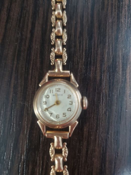 Продам в отличном состоянии золотые часы Волга