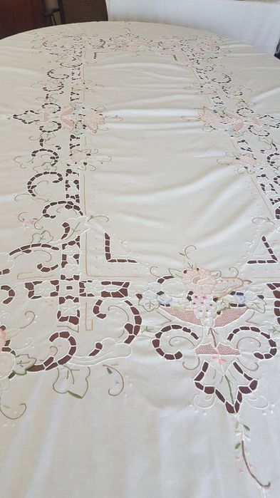 Magnífica toalha de mesa bordada á mão
