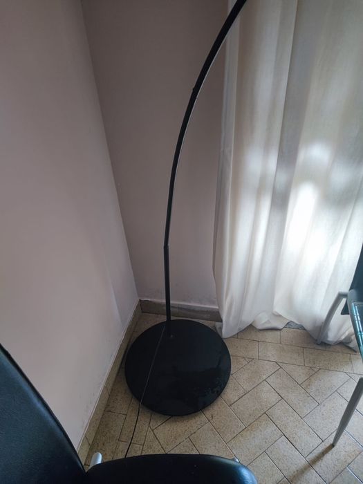 Candeeiro de pé em arco – moderno e elegante