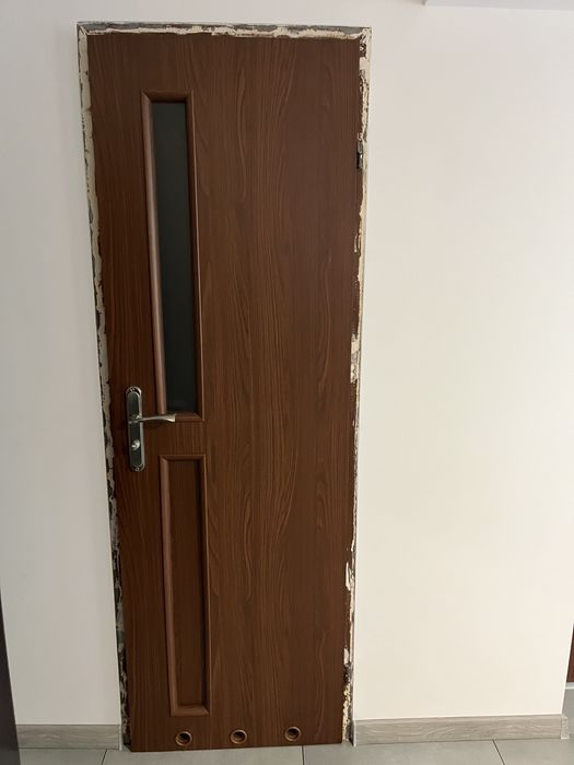 Drzwi pokojwe z klamkami i szyldami