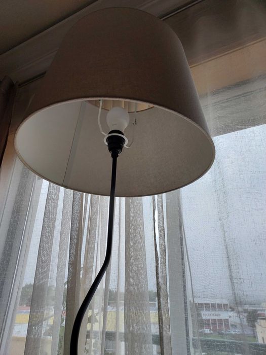 Candeeiro de pé impecável