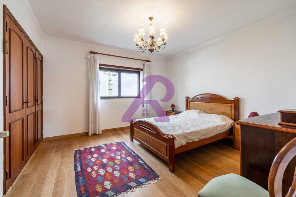 Moradia T3 + 1 com Sótão, Garagem e Terreno – Batalha