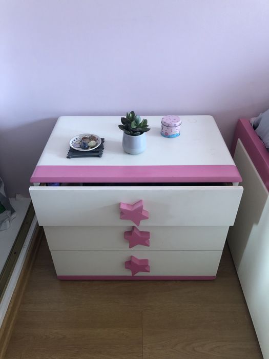 Conjunto de quarto- cama, mesa de cabeceira, secretária, estante