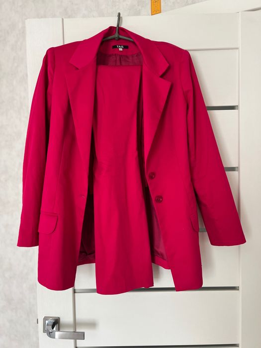 Продам очень стильный брючный костюм