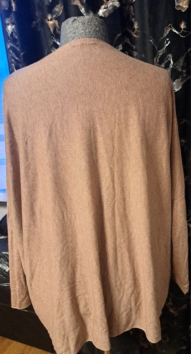 Bezowy sweterek oversize