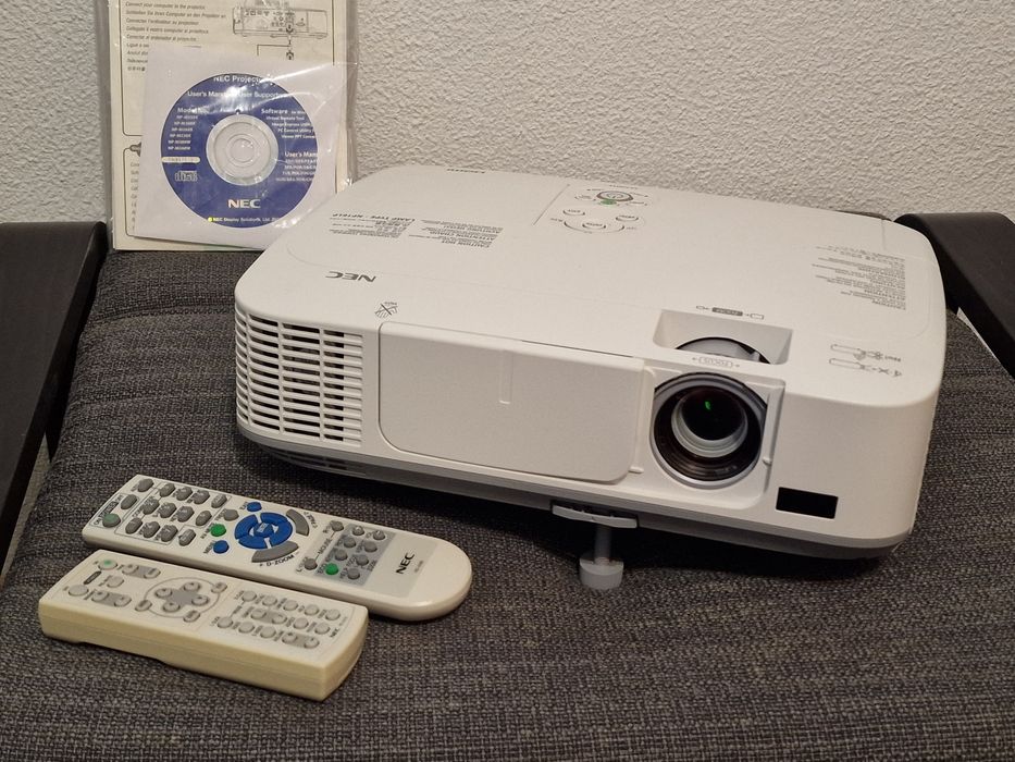 Projector LCD NEC M300W em excelente estado, 3000 lumen, com comandos
