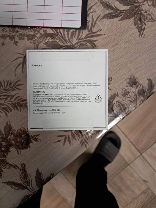 Продам оригінальні Apple AirPods 4  правий робочий а лівий ні