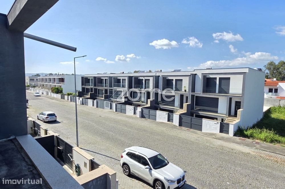 Moradia T4 Nova em Gaveto em Merelim S. Pedro.