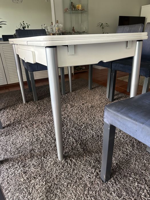Mesa branca em bom estado