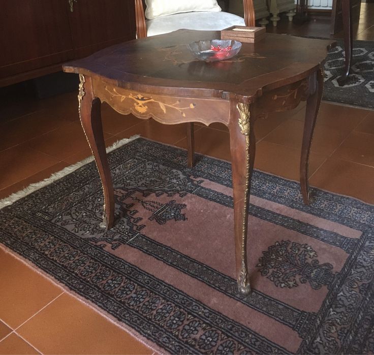 Mesa de centro antiga estilo Luis XV com embutidos