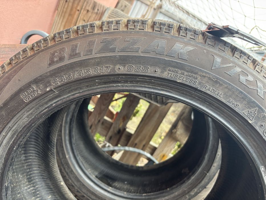 Резина зима Bridgestone 245 45 R17