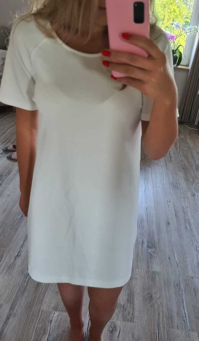 Sukienka biała z wycięciem na plecach