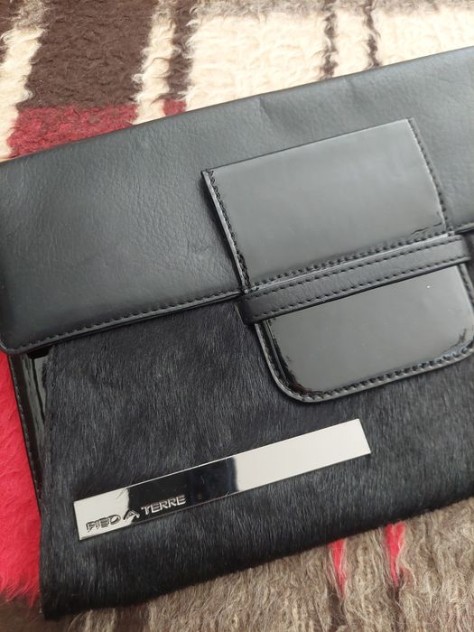 Czarna, efektowna kopertówka