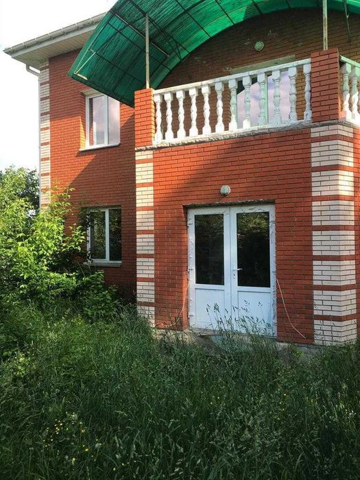 Цегляний будинок у селі Хлепча