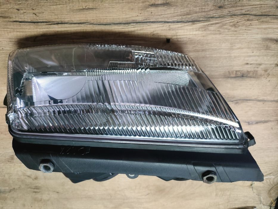 Volkswagen Passat B5 reflektor lampa przód prawa