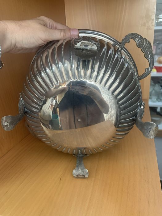 Terrina com pés em casquinha . Com tampa