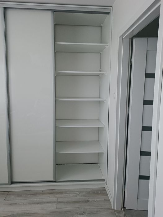 Biała szafa przesuwna