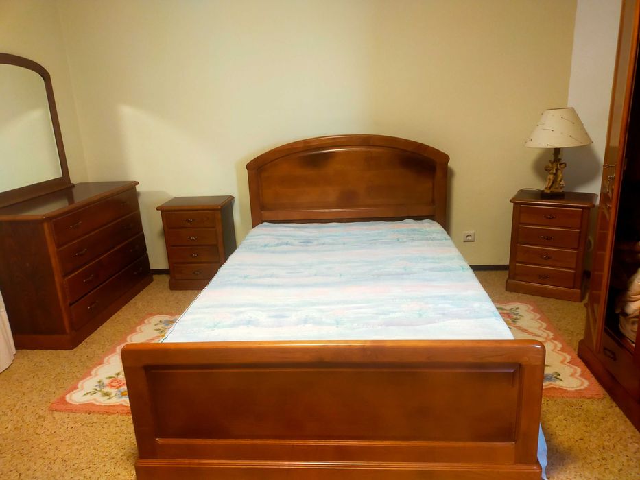 Cama de casal | cómoda|  mesas de cabeceira