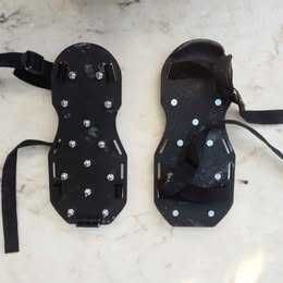 Sapatos Aeradores de Relvado / Sandálias de Picos
