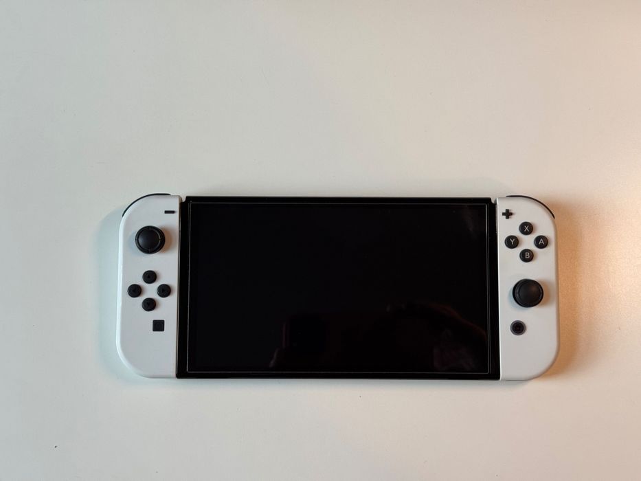 Nintendo Switch OLED biała + etui