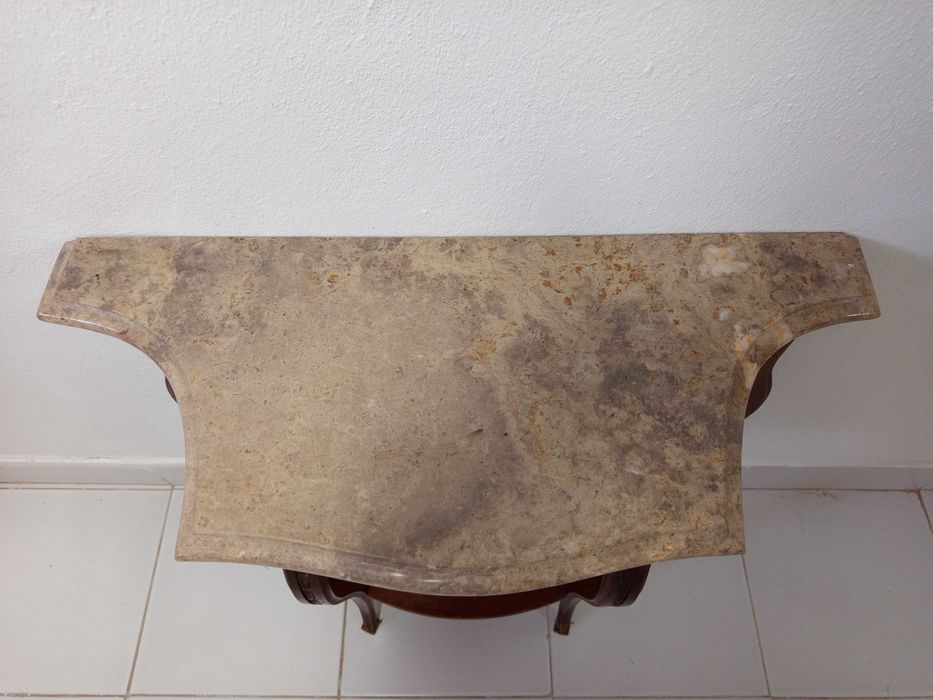 Credência Mesinha de apoio madeira entalhada e tampo mármore. Consola