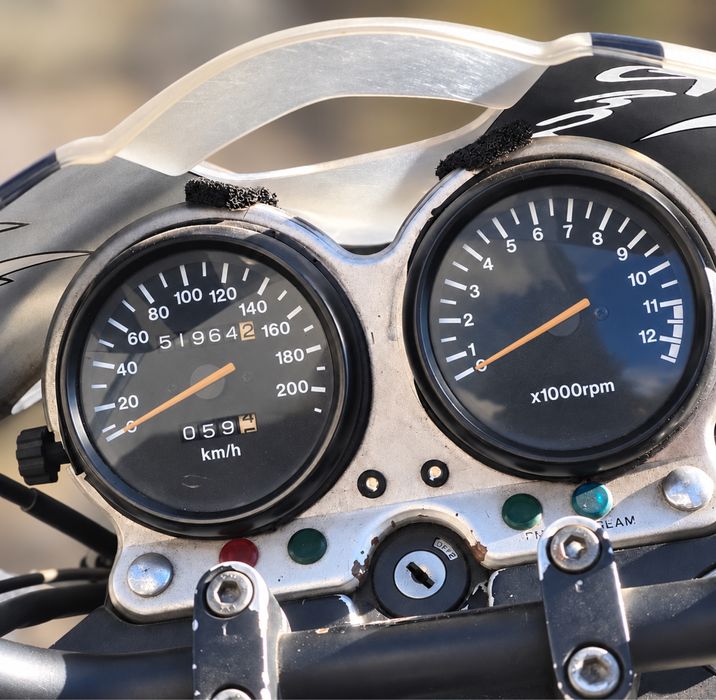 Suzuki Naked | 51.964 km | Top Case | Muito Estimada