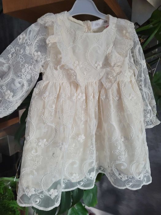 Sukieneczka sukienka Zara haft ecru 18-24 miesiecy