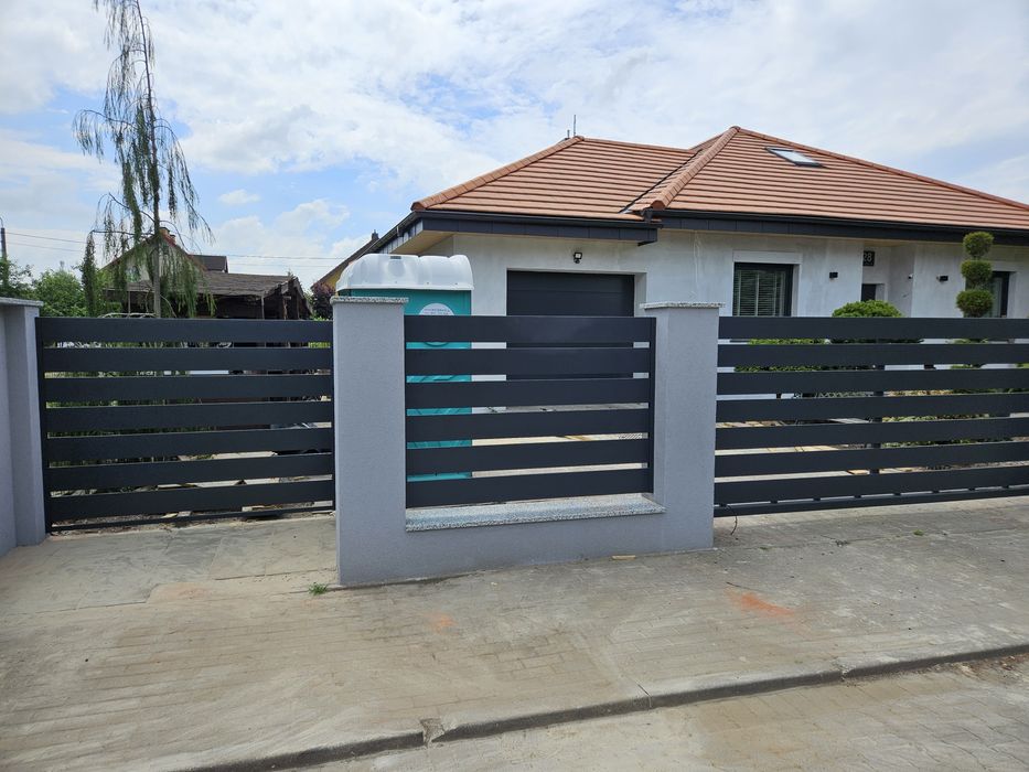 Ogrodzenie palisada nowoczesne z furtka i bramą wjazdową