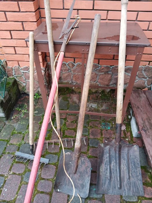 Вила, граблі,  вішалка металева, труби.