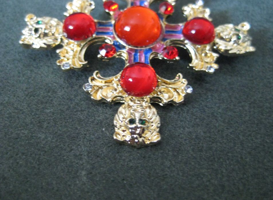 Alfinete / Broche / Pregadeira Cruz c/ Cabeça Leão NOVO