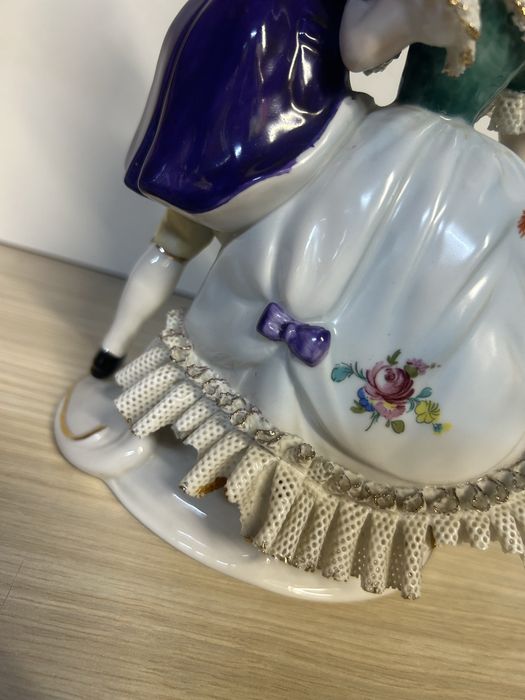 Porcelanowa figurka – para w strojach z epoki nr.9454