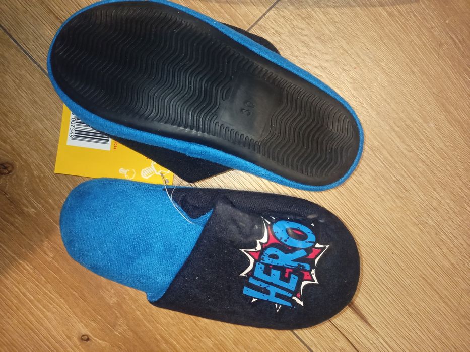 Nowe kapcie chłopięce r.30
