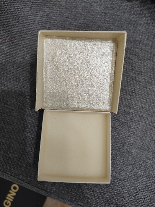 Pudełko na biżuterię złote