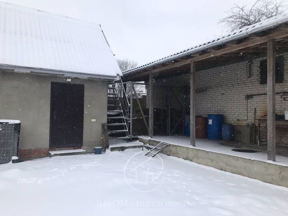 Будинок з гарною ділянкою
