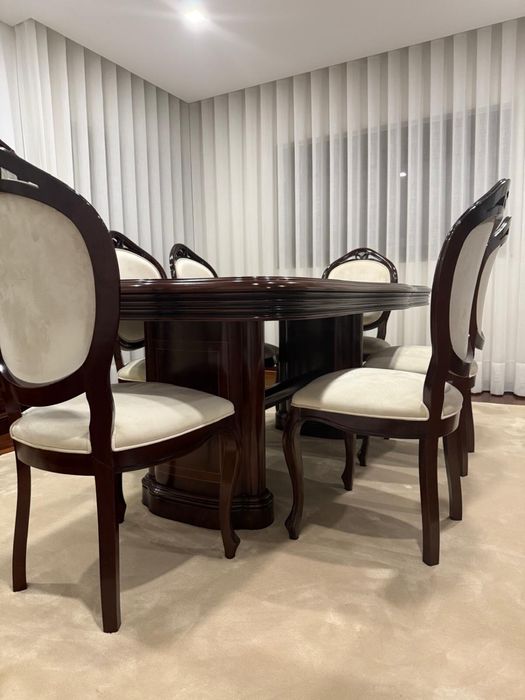 Mesa e cadeiras em veludo