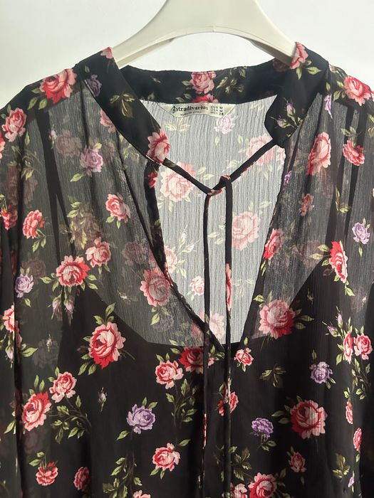 Czarna krótka sukienka mini w róże stradivarius M S 38 36