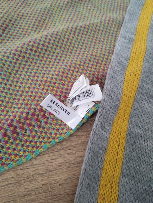 Szalik Reserved z napisem