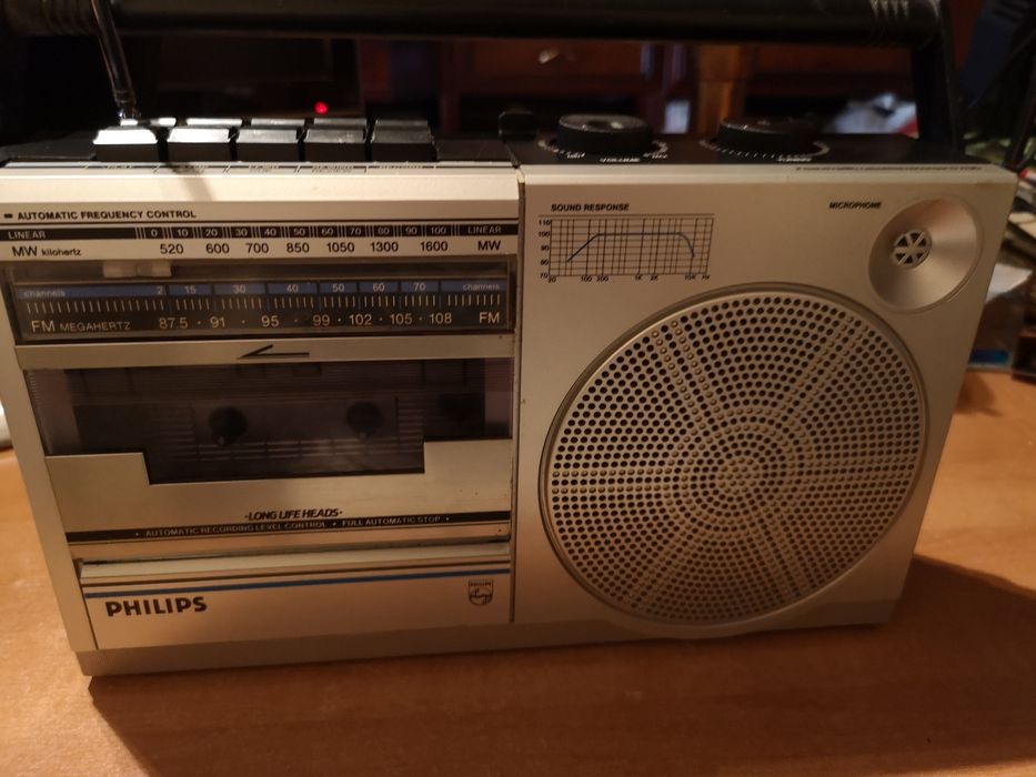 Vários rádios e gravadores antigos