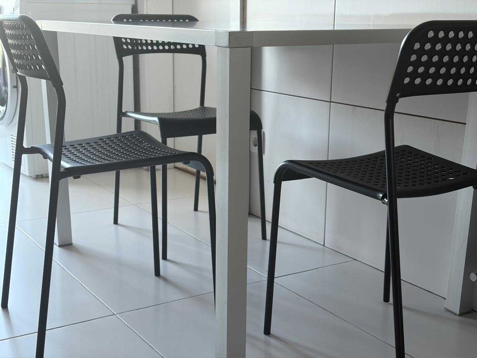 Mesa de cozinha + 4 cadeiras