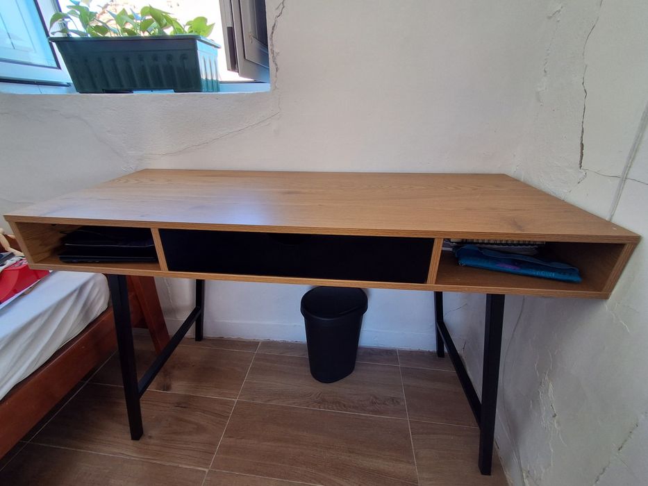 Mesa (Escrivaninha) e cadeira
