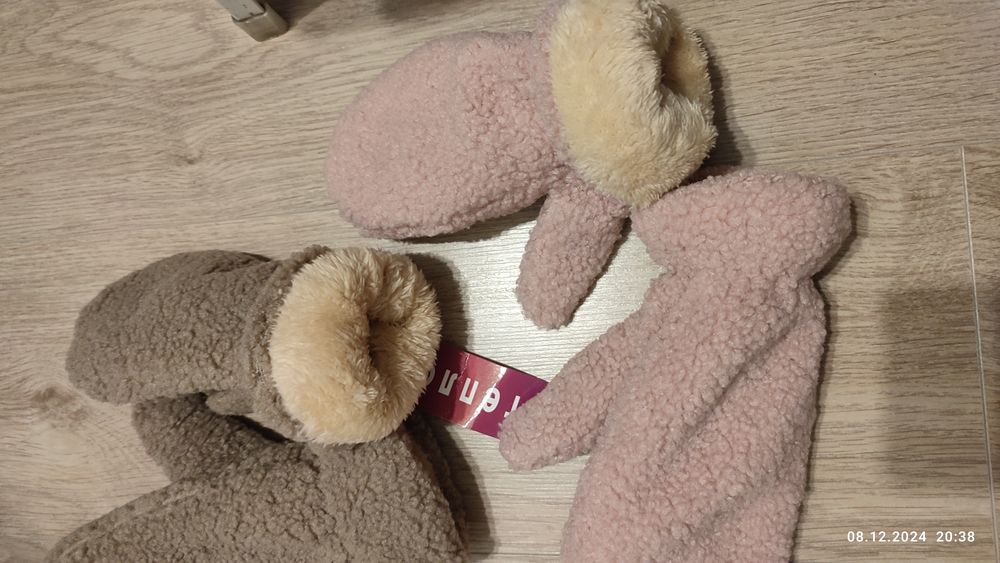 Варежки женские.