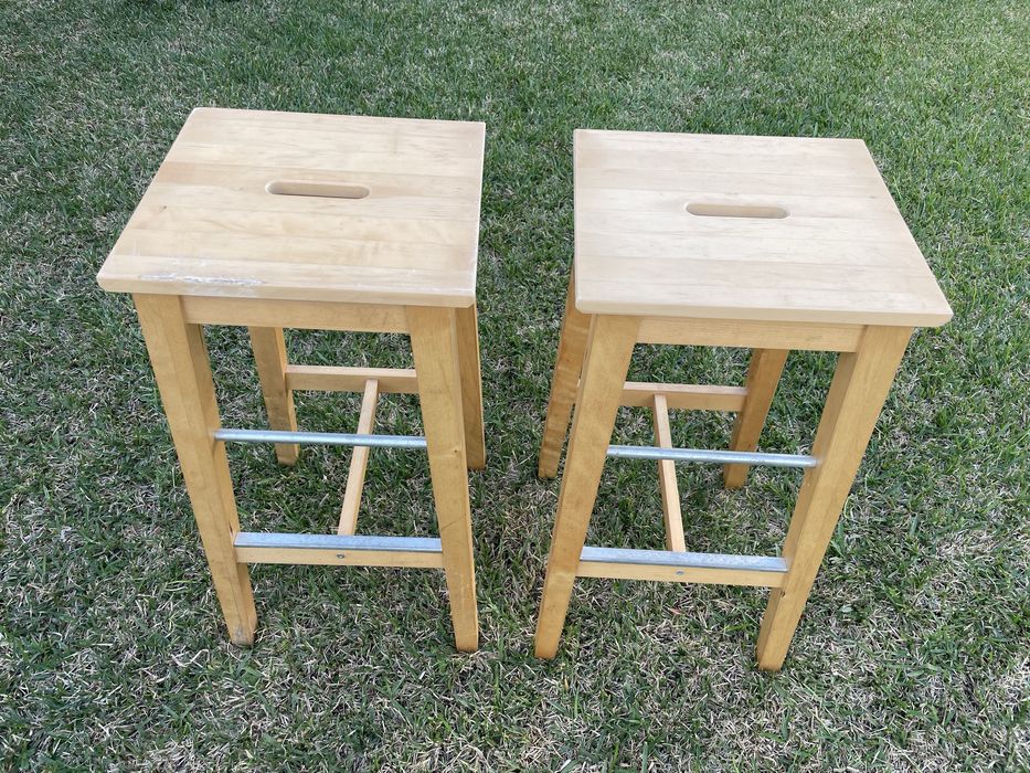 2 Bancos altos de madeira