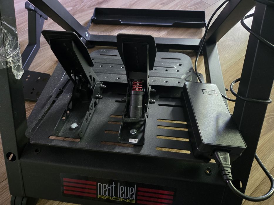 Manipulatory, pedały Moza SRP lite, statyw, stojak Nexl Level Racing
