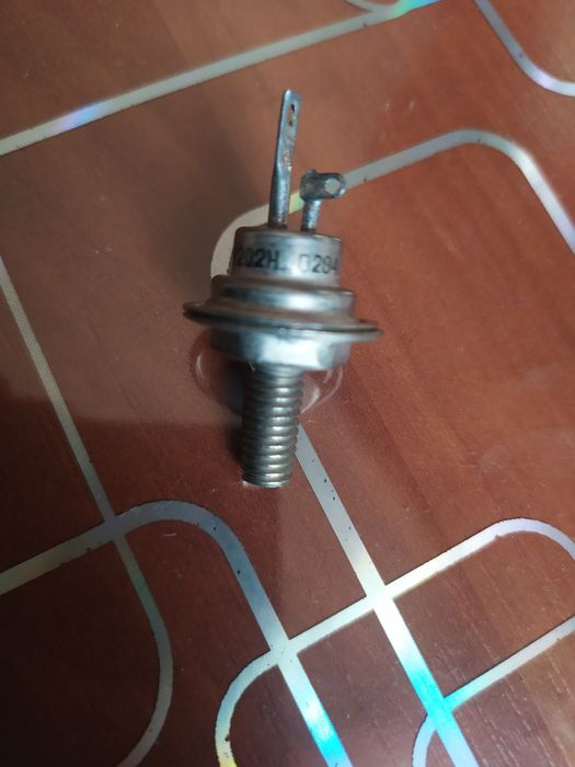 Тиристор КУ202Н кремниевый штыревой  структуры p-n-p-n