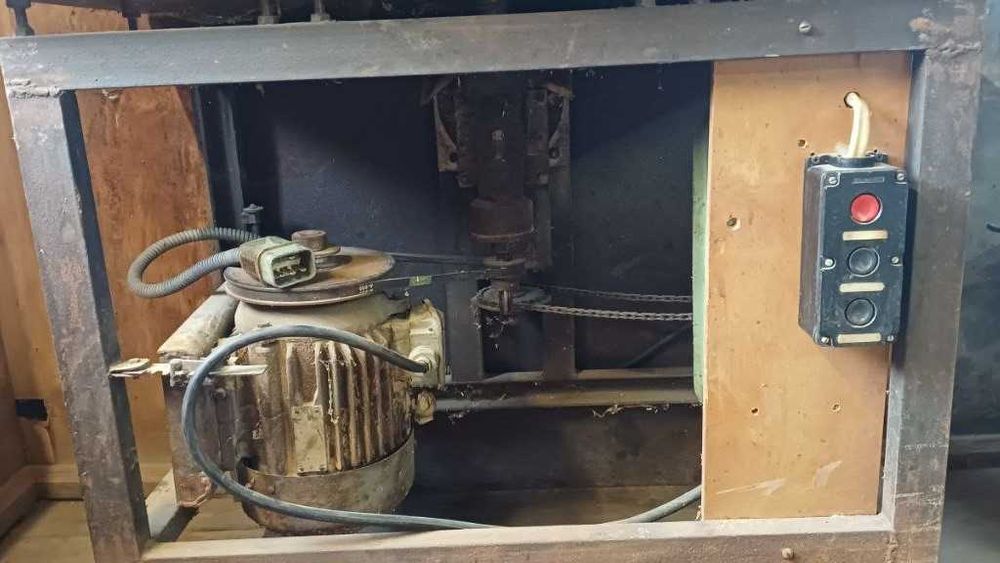 Вертикально-фрезерный станок по дереву