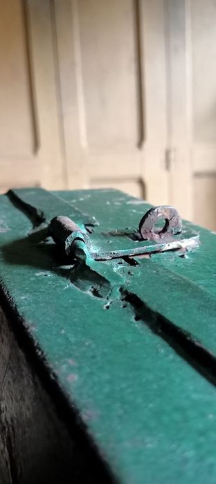 Caixa em ferro antiga, rudimentar