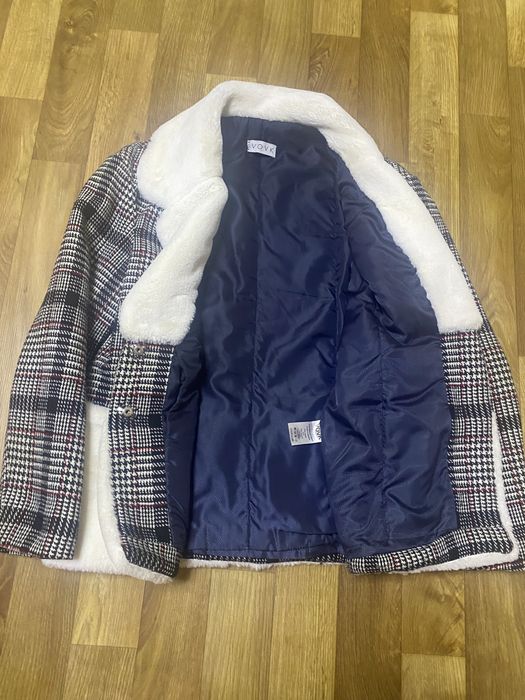 Укорочене пальто з елементами штучного хутра від бренду VOVK