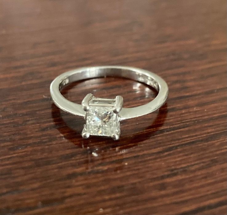 Pierścionek z brylantem