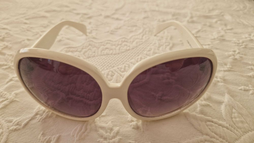 Óculos de sol brancos